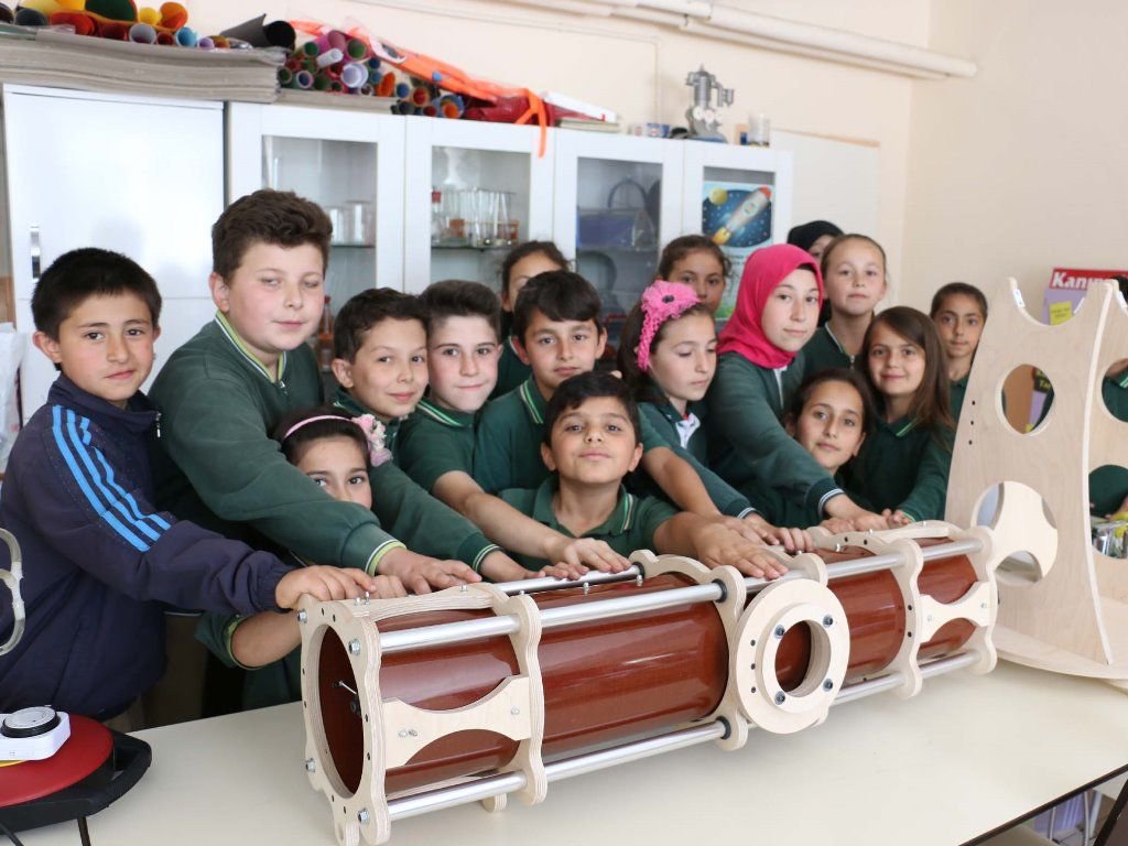 BİR ÖĞRETMEN VE 5 ÖĞRENCİSİ