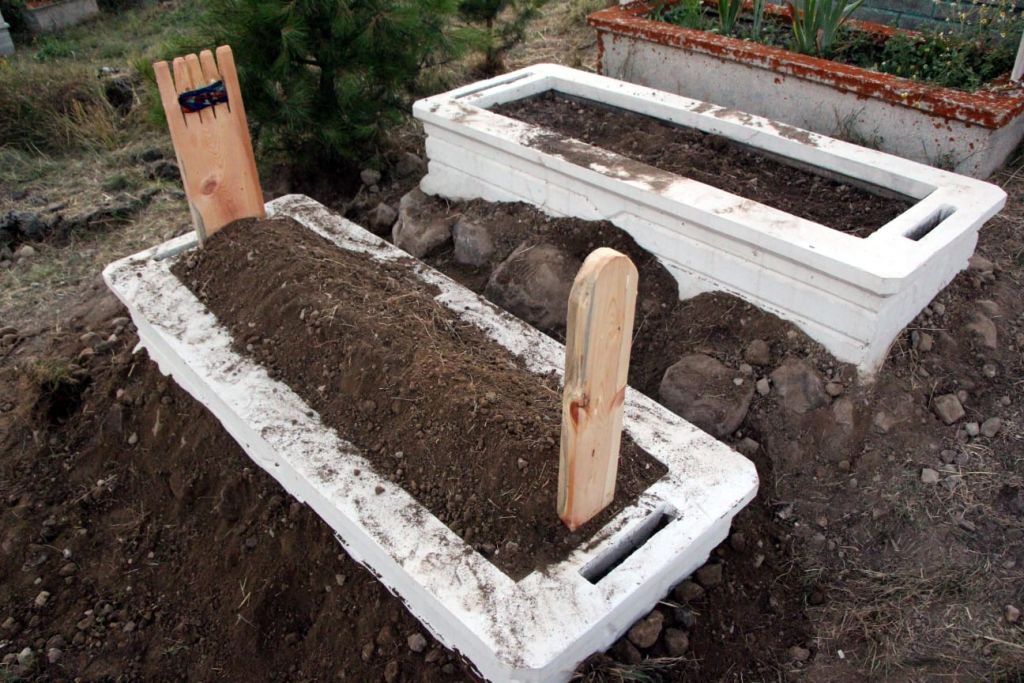 OĞLUYLA YAN YANA DEFNEDİLDİ