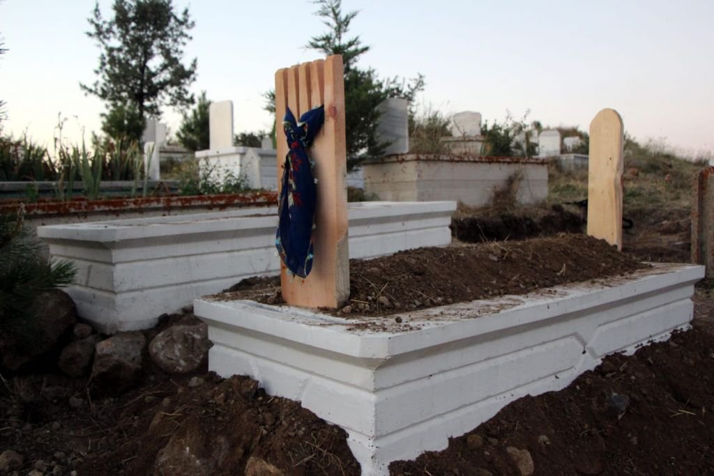 OĞLUYLA YAN YANA DEFNEDİLDİ