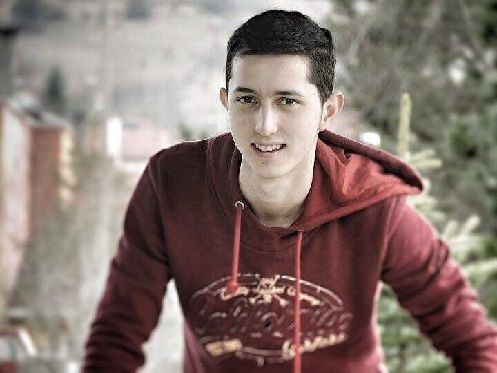 OĞLUYLA YAN YANA DEFNEDİLDİ