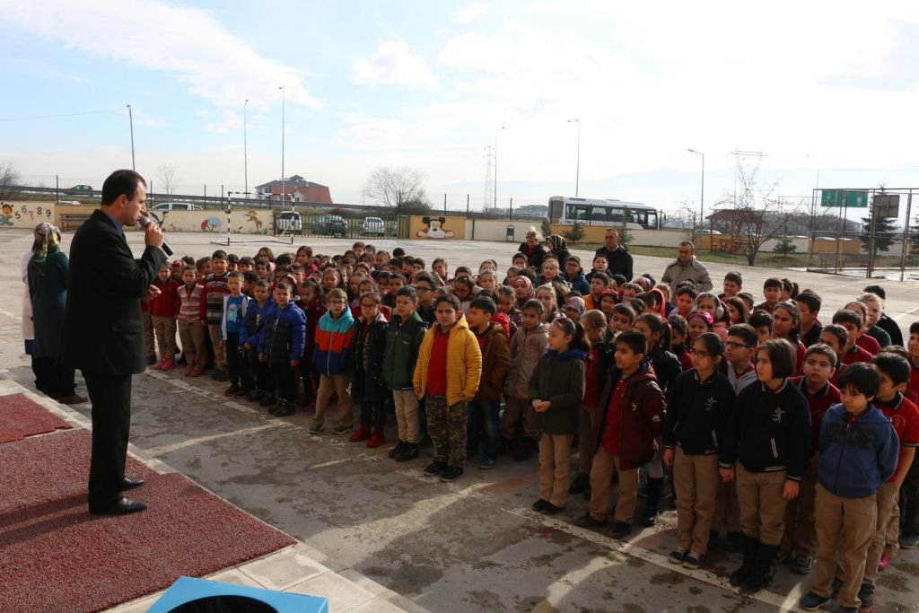 ÖĞRENCİLERDEN HAYVANLARA YARDIM ELİ