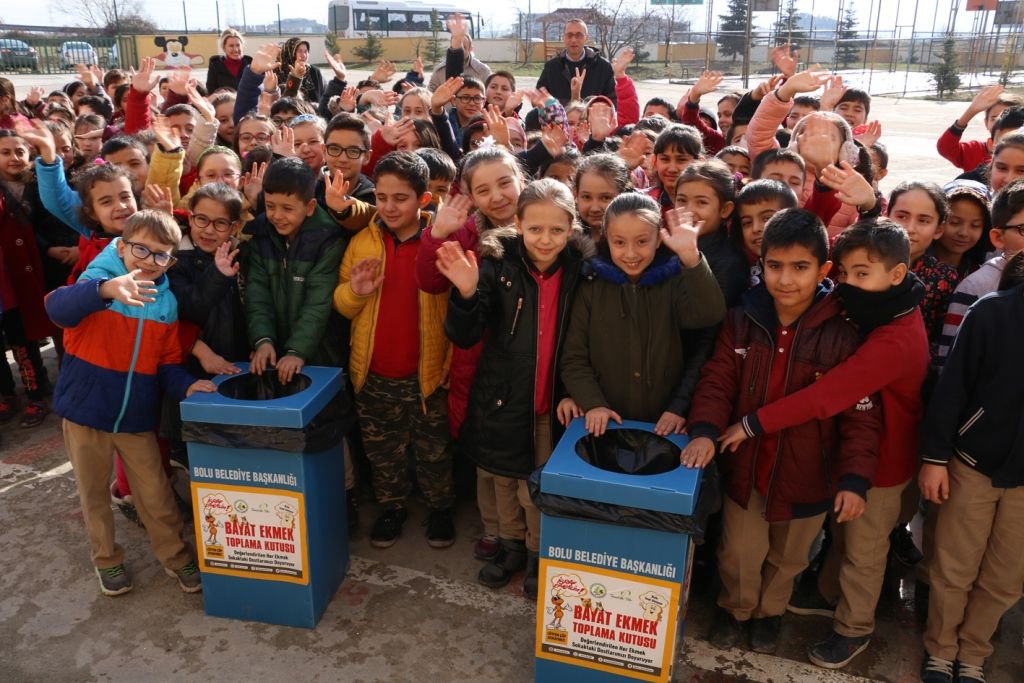 ÖĞRENCİLERDEN HAYVANLARA YARDIM ELİ