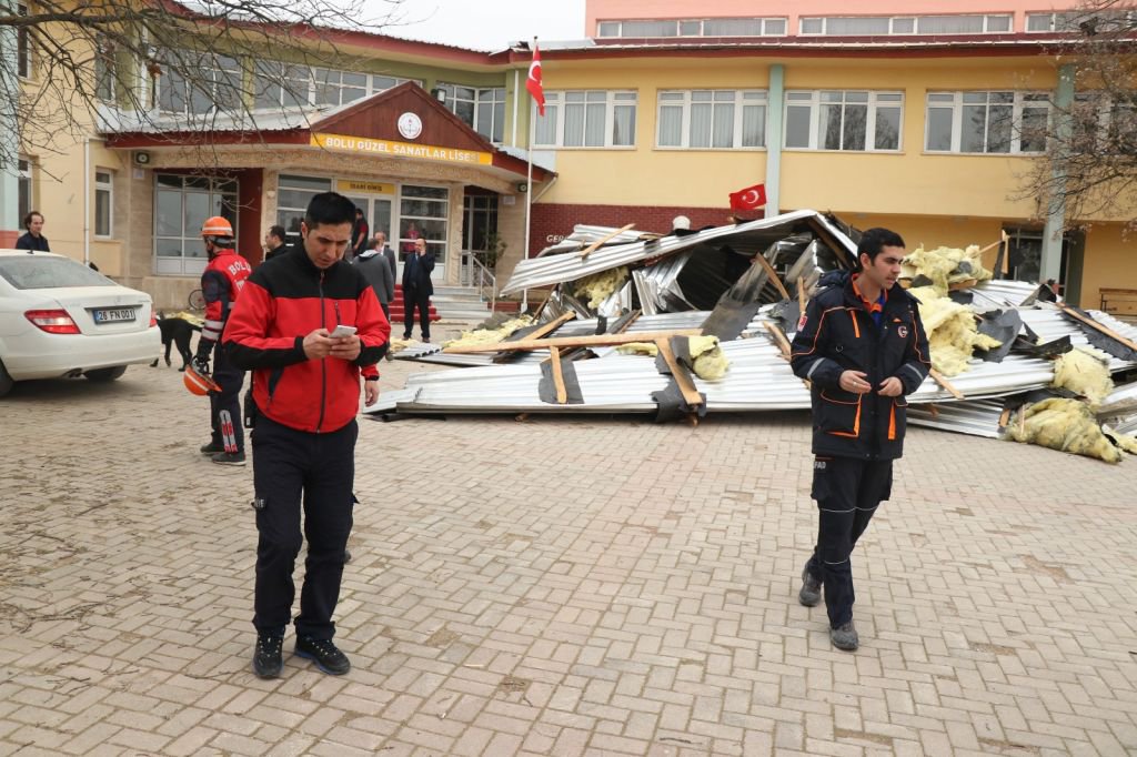 OKULUN ÇATISI BAHÇESİNE DÜŞTÜ