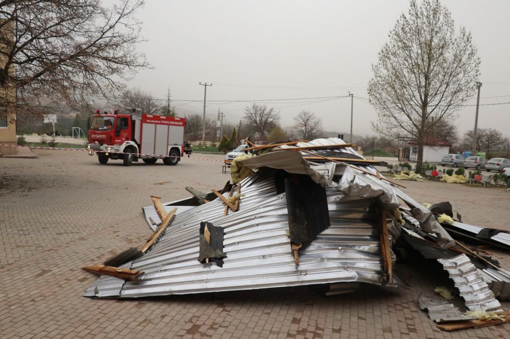 OKULUN ÇATISI BAHÇESİNE DÜŞTÜ