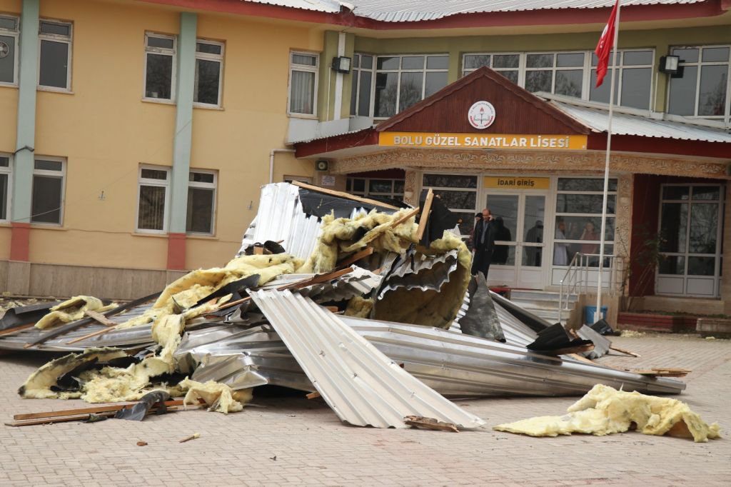 OKULUN ÇATISI BAHÇESİNE DÜŞTÜ