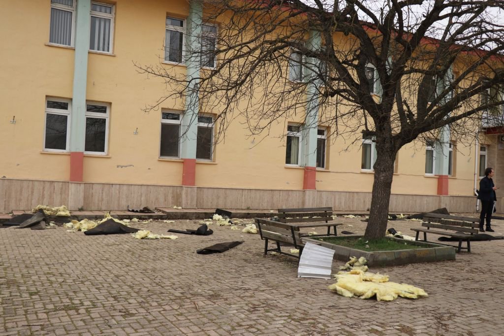 OKULUN ÇATISI BAHÇESİNE DÜŞTÜ