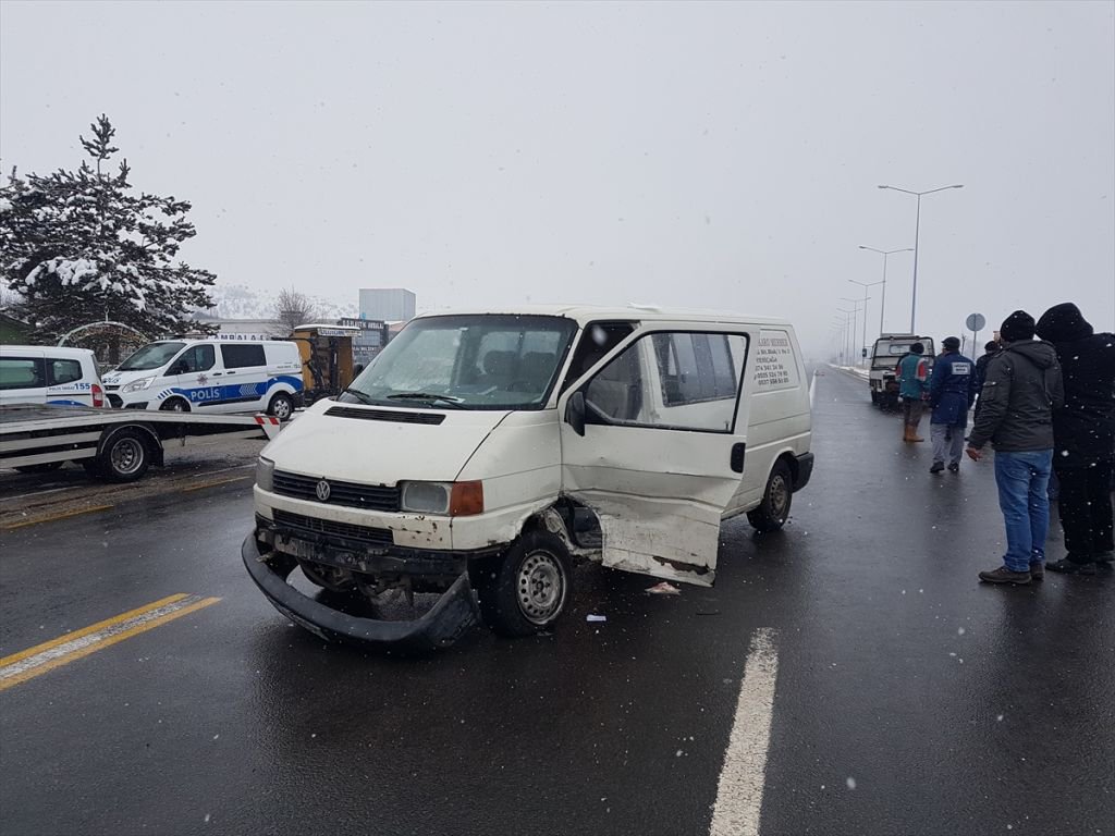 OTOMOBİL VE MİNİBÜS ÇARPIŞTI, 3 KİŞİ YARALANDI