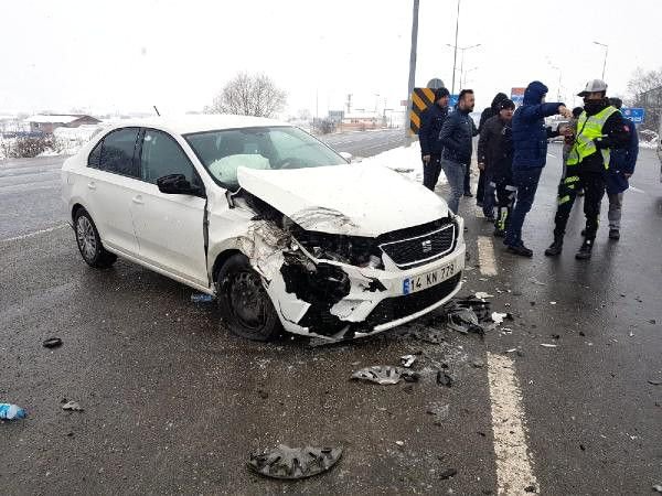 OTOMOBİL VE MİNİBÜS ÇARPIŞTI, 3 KİŞİ YARALANDI