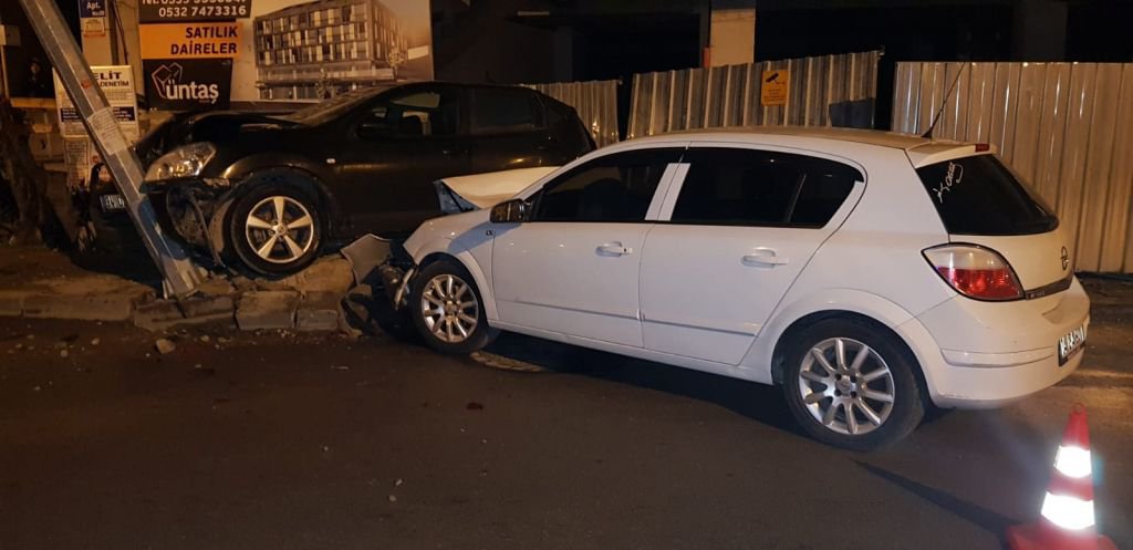 PARK HALİNDEKİ OTOMOBİLE HIZLA ÇARPTI