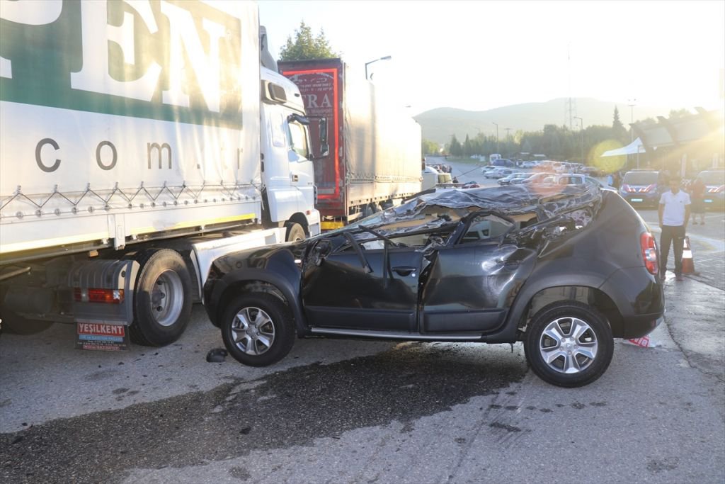 PARK HALİNDEKİ TIR'A ÇARPTILAR