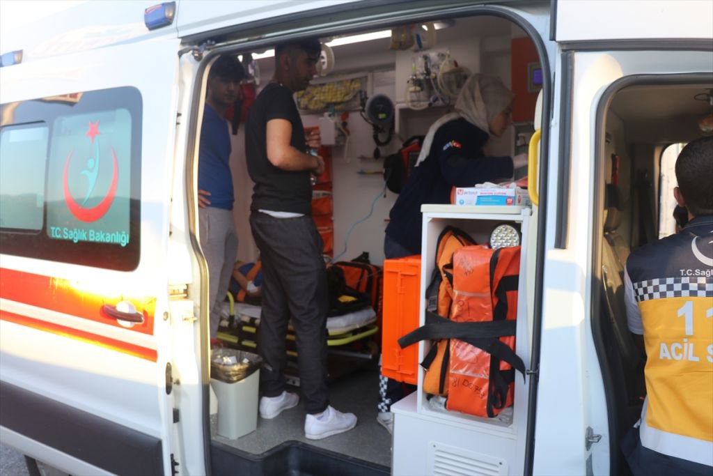 PARK HALİNDEKİ TIR'A ÇARPTILAR