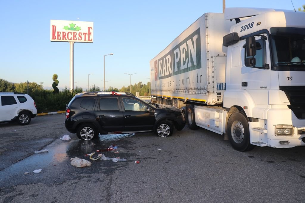 PARK HALİNDEKİ TIR'A ÇARPTILAR