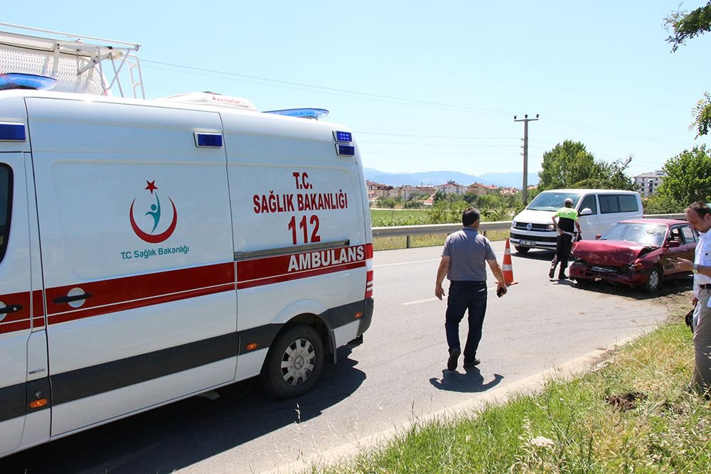 REFÜJE SAVRULAN ARAÇ AĞAÇ SAYESİNDE DURDU