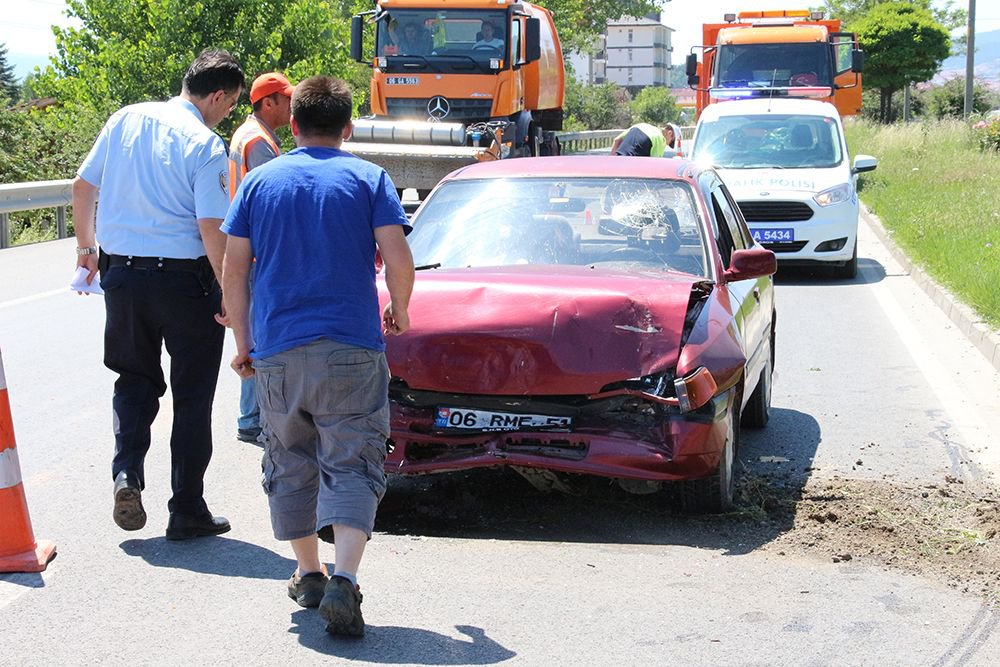 REFÜJE SAVRULAN ARAÇ AĞAÇ SAYESİNDE DURDU