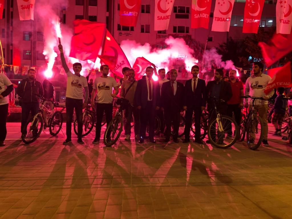 SAADET PARTİSİNDEN MEŞALELİ ŞOV