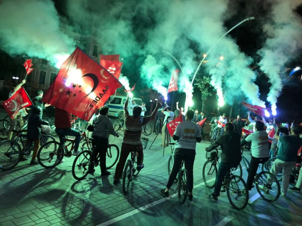 SAADET PARTİSİNDEN MEŞALELİ ŞOV