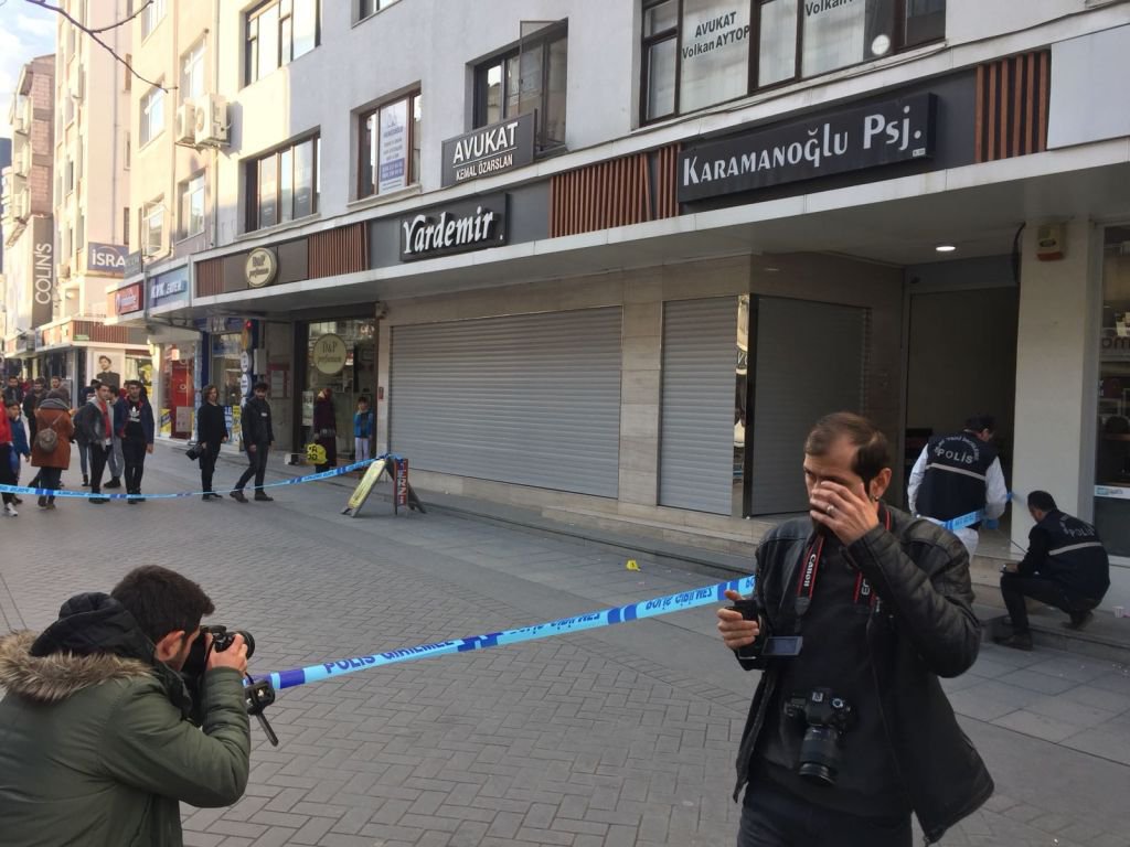 SİLAHLA VURDU KAÇTI