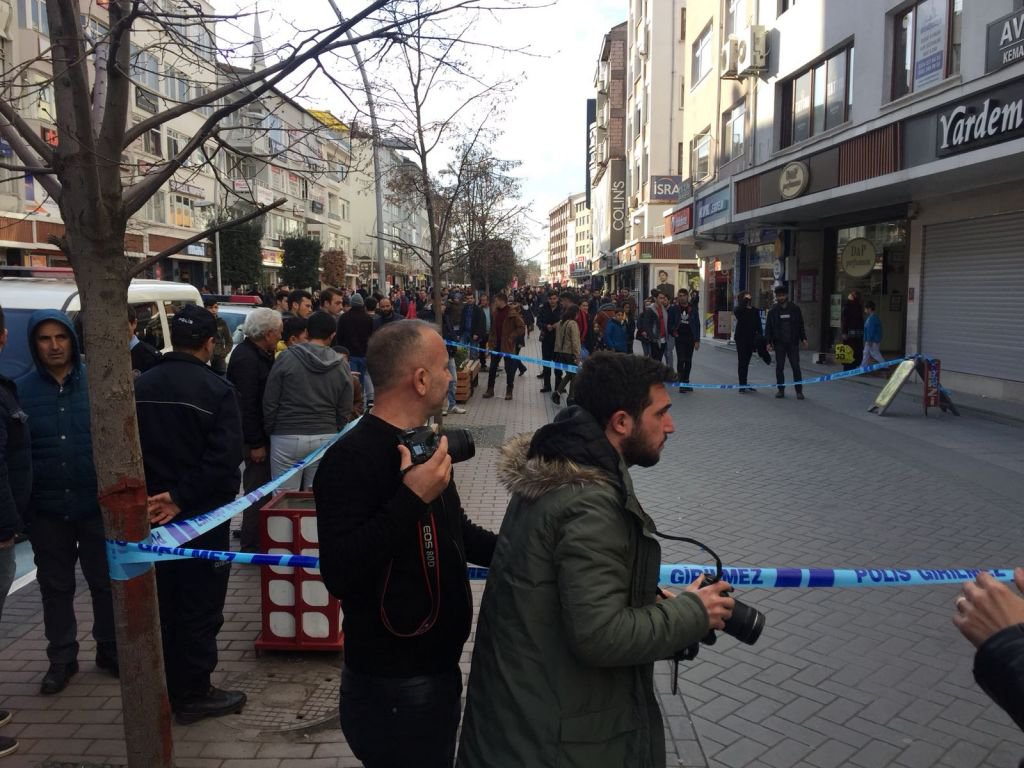 SİLAHLA VURDU KAÇTI