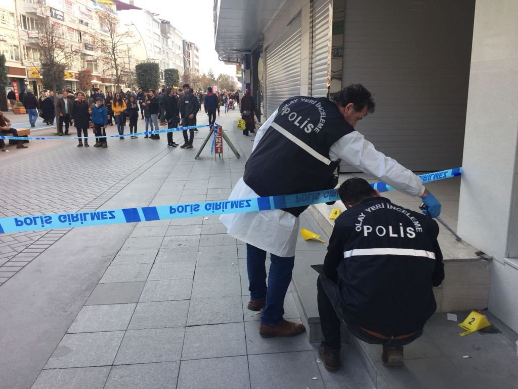 SİLAHLA VURDU KAÇTI