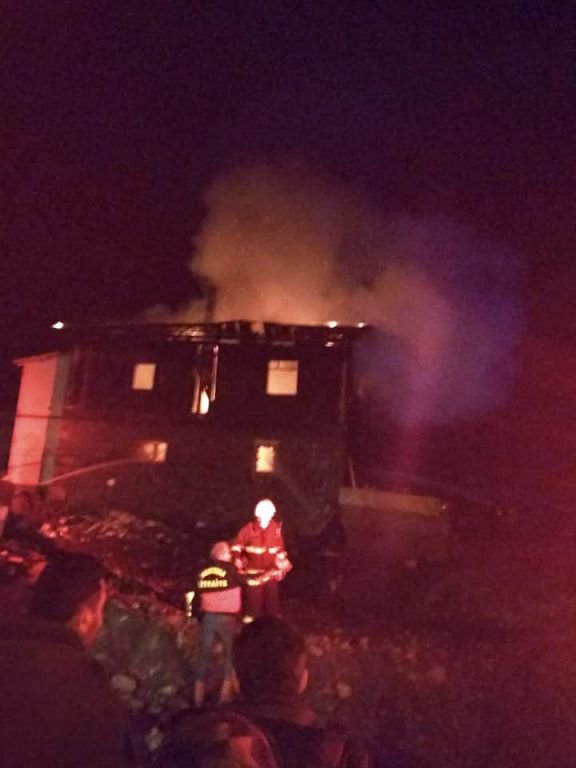 ŞÖMİNE ATEŞİ EVİ YAKTI