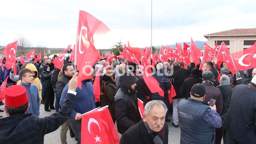 TANJU ÖZCAN'I YÜZLERCE KİŞİ KARŞILADI