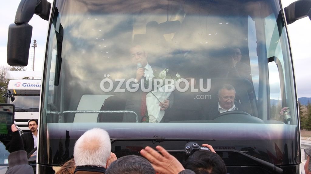 TANJU ÖZCAN'I YÜZLERCE KİŞİ KARŞILADI