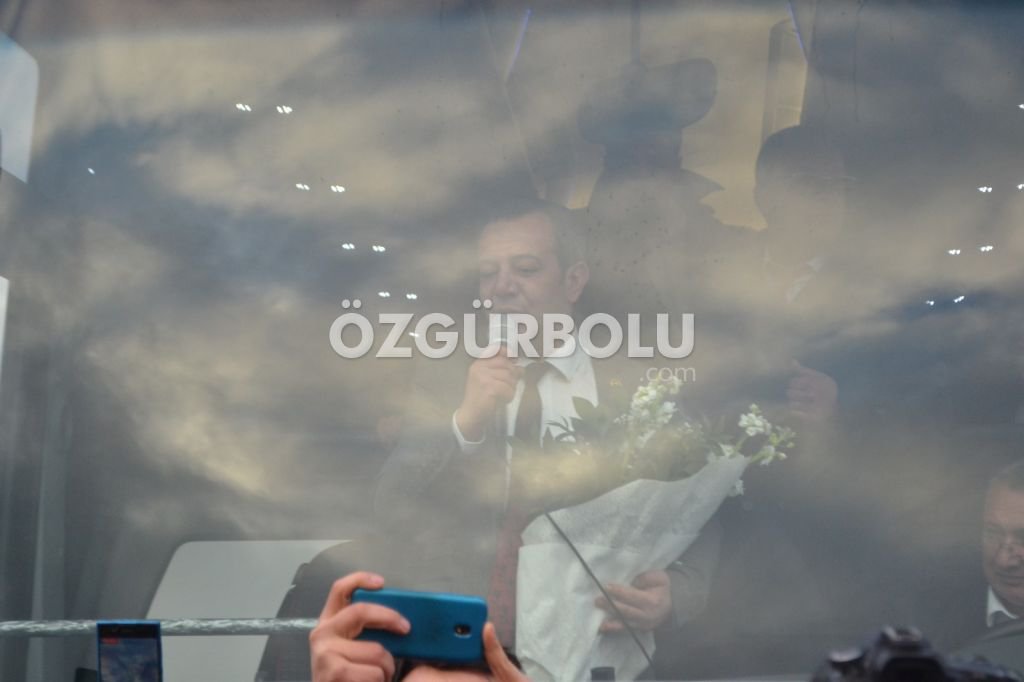 TANJU ÖZCAN'I YÜZLERCE KİŞİ KARŞILADI