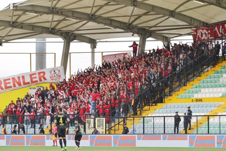 TARAFTAR ÇILGINLAR GİBİ...