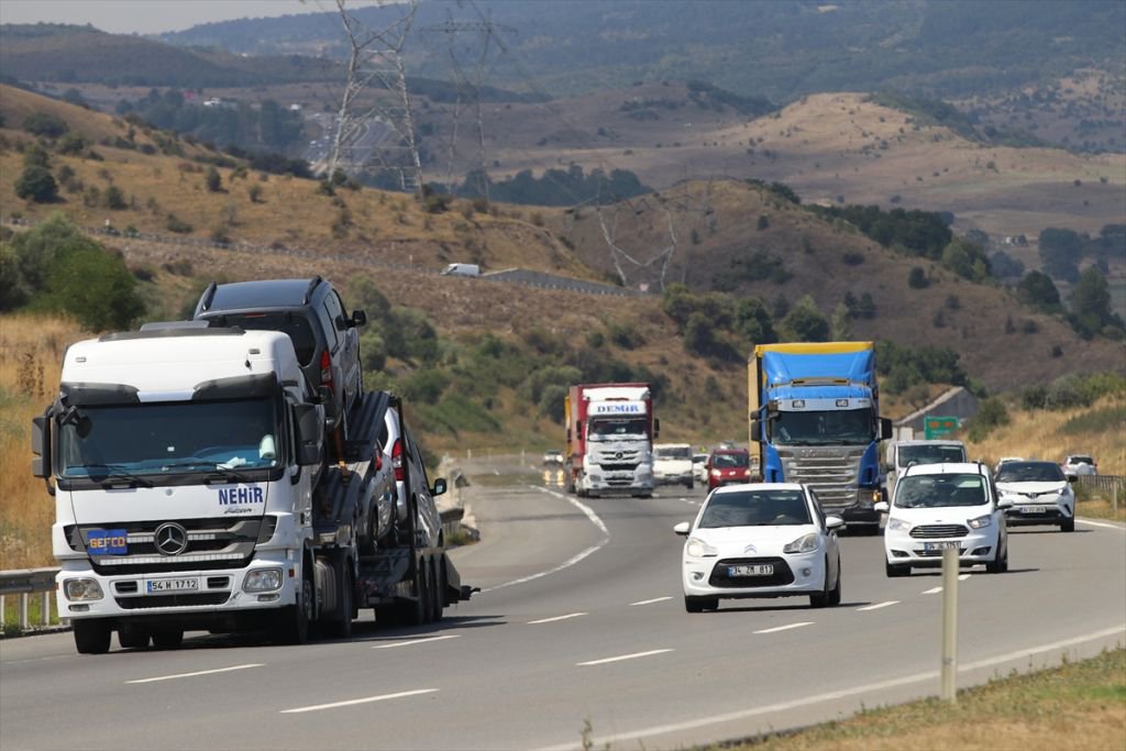 TATİLCİLER YOĞUNLUK YARATIYOR