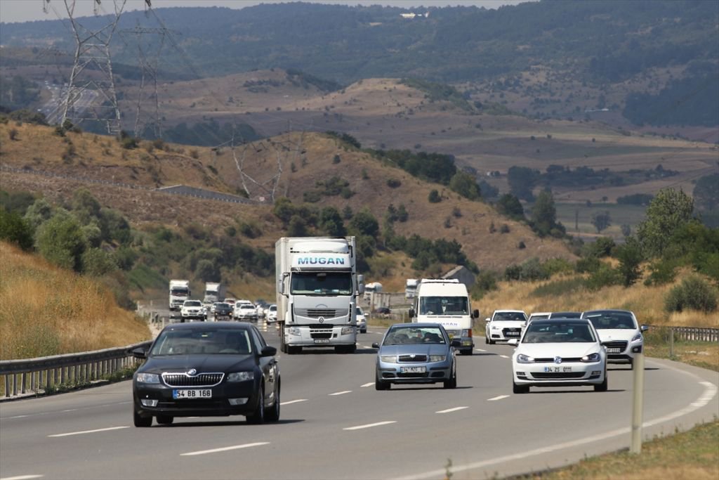 TATİLCİLER YOĞUNLUK YARATIYOR