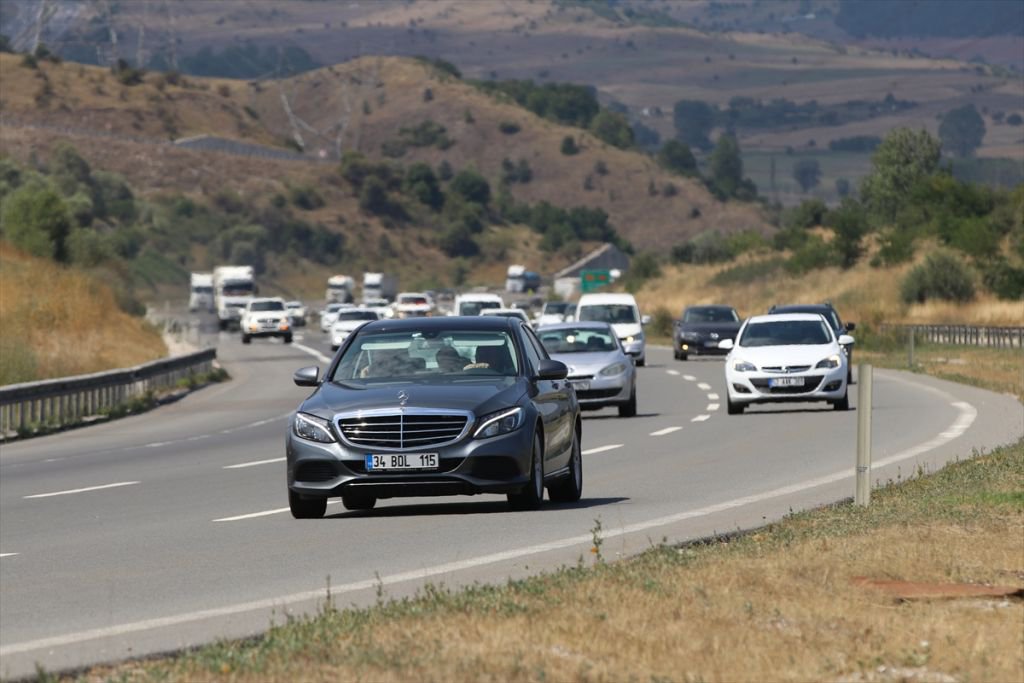 TATİLCİLER YOĞUNLUK YARATIYOR