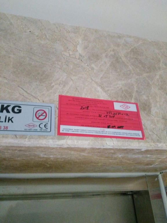 TOKİ'NİN ASANSÖRÜ TEHLİKE SAÇIYOR