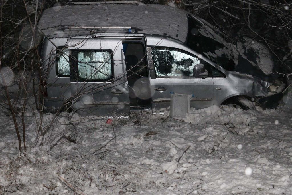 UÇURUMDAN AĞAÇ KURTARDI