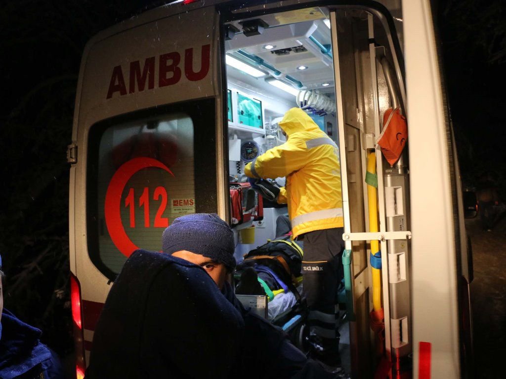 UÇURUMDAN AĞAÇ KURTARDI