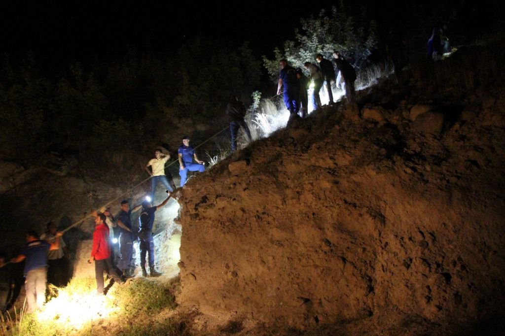 UÇURUMUN KENARINDA 12 SAAT BEKLEDİ