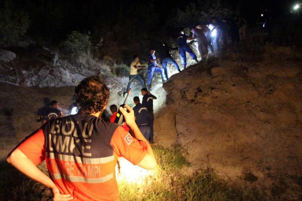 UÇURUMUN KENARINDA 12 SAAT BEKLEDİ