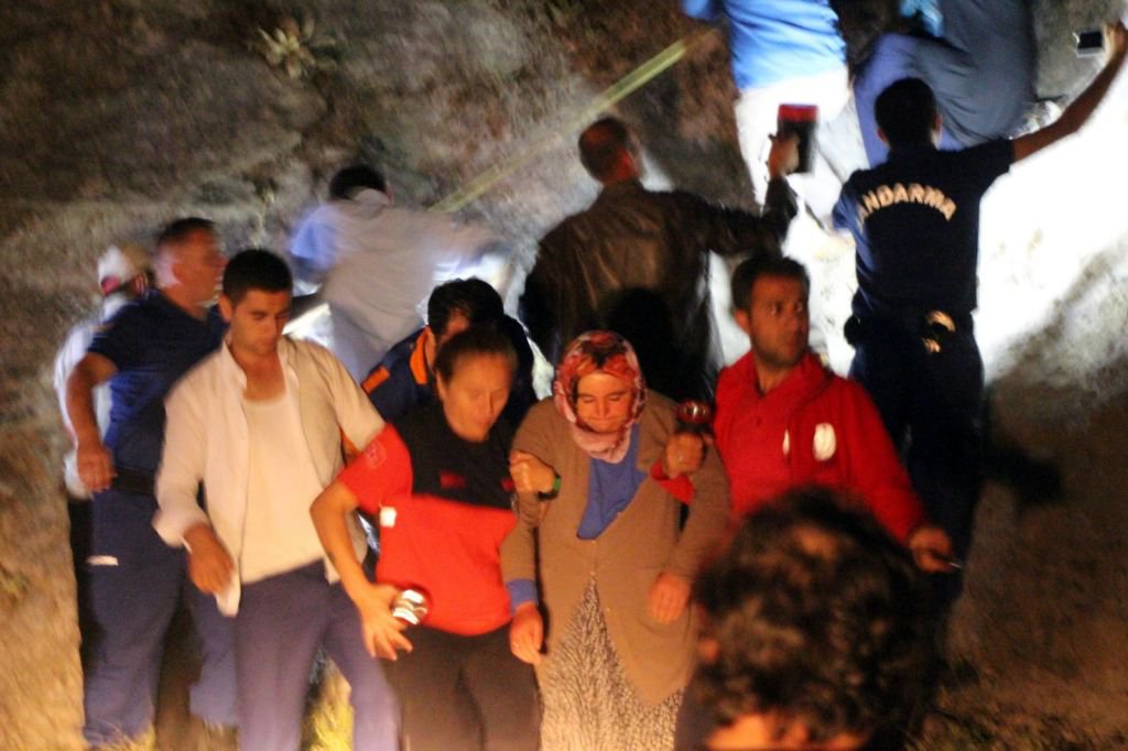 UÇURUMUN KENARINDA 12 SAAT BEKLEDİ