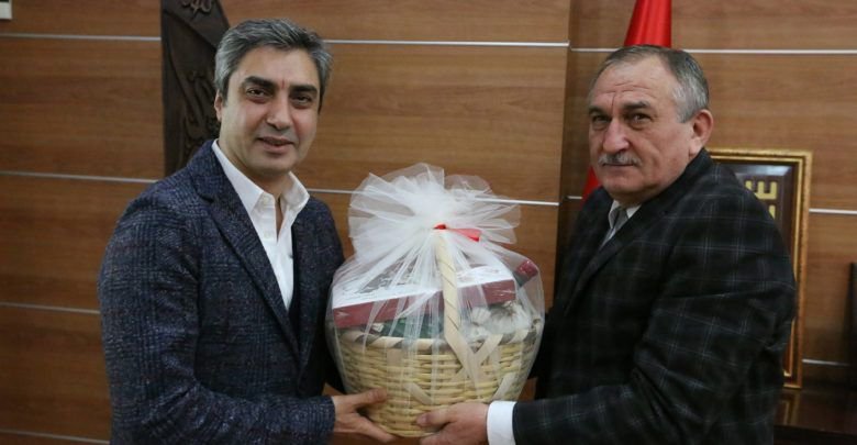 ÜNLÜ OYUNCUDAN BELEDİYEYE ZİYARET