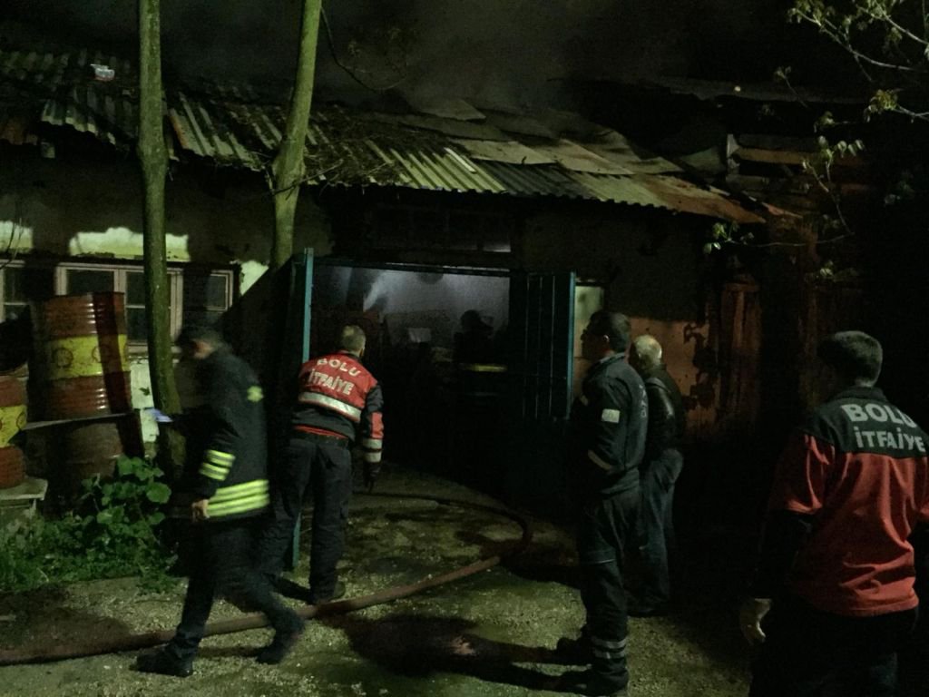 ÜZGÜN GÖZLERLE İZLEDİ