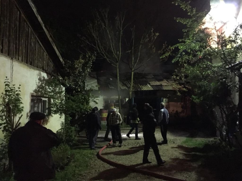 ÜZGÜN GÖZLERLE İZLEDİ