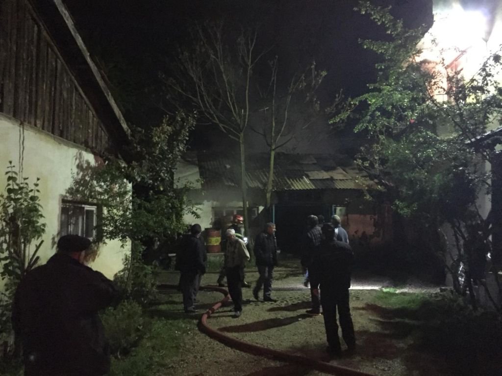 ÜZGÜN GÖZLERLE İZLEDİ