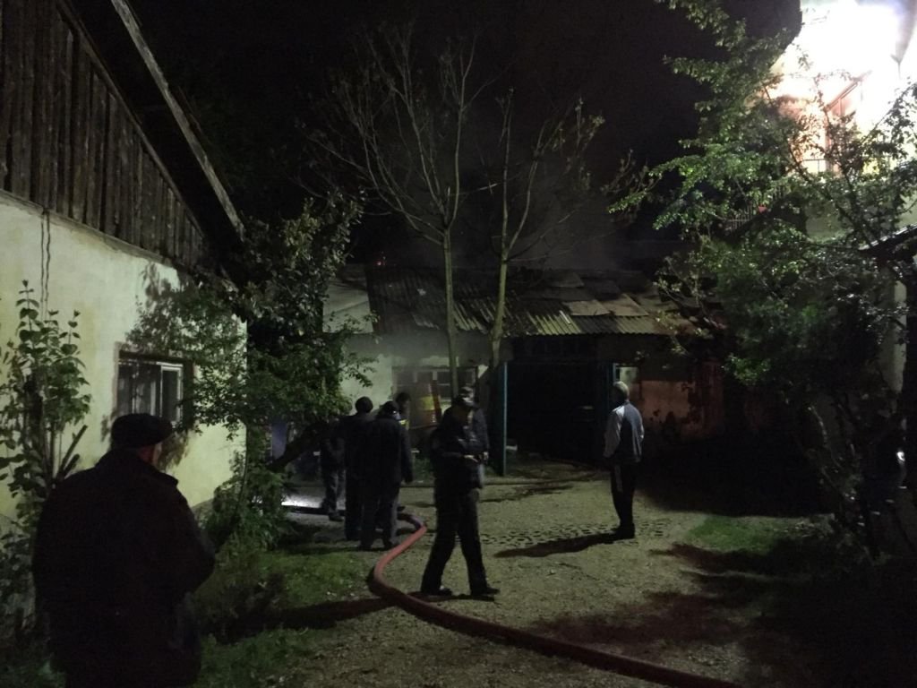 ÜZGÜN GÖZLERLE İZLEDİ