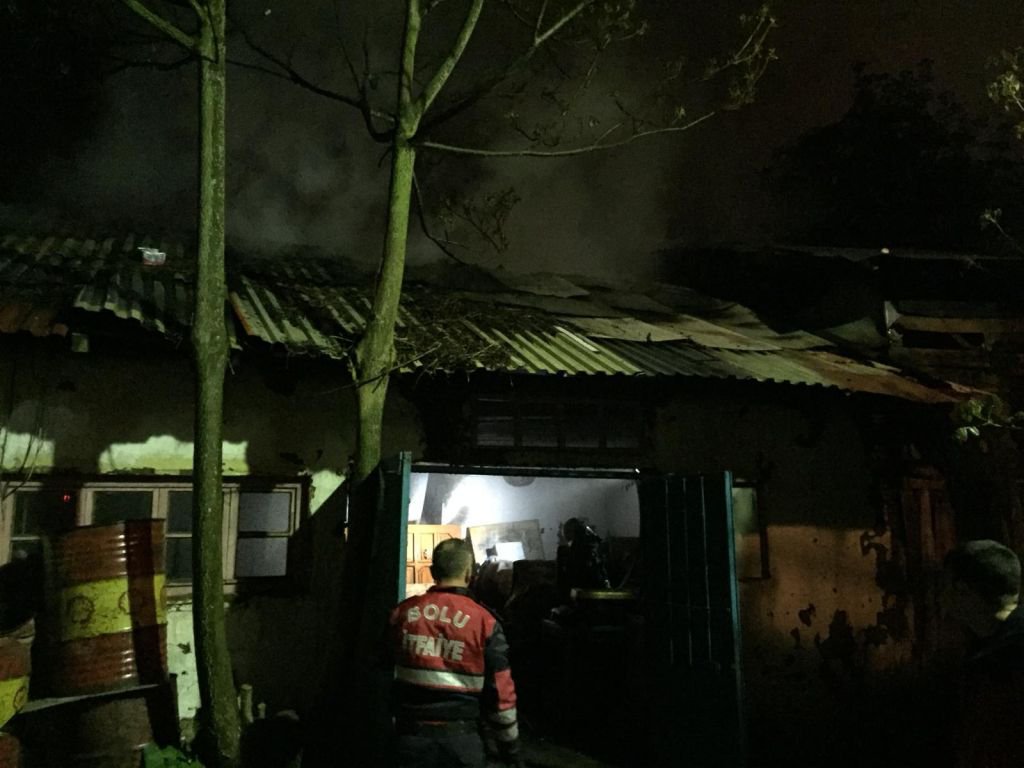 ÜZGÜN GÖZLERLE İZLEDİ