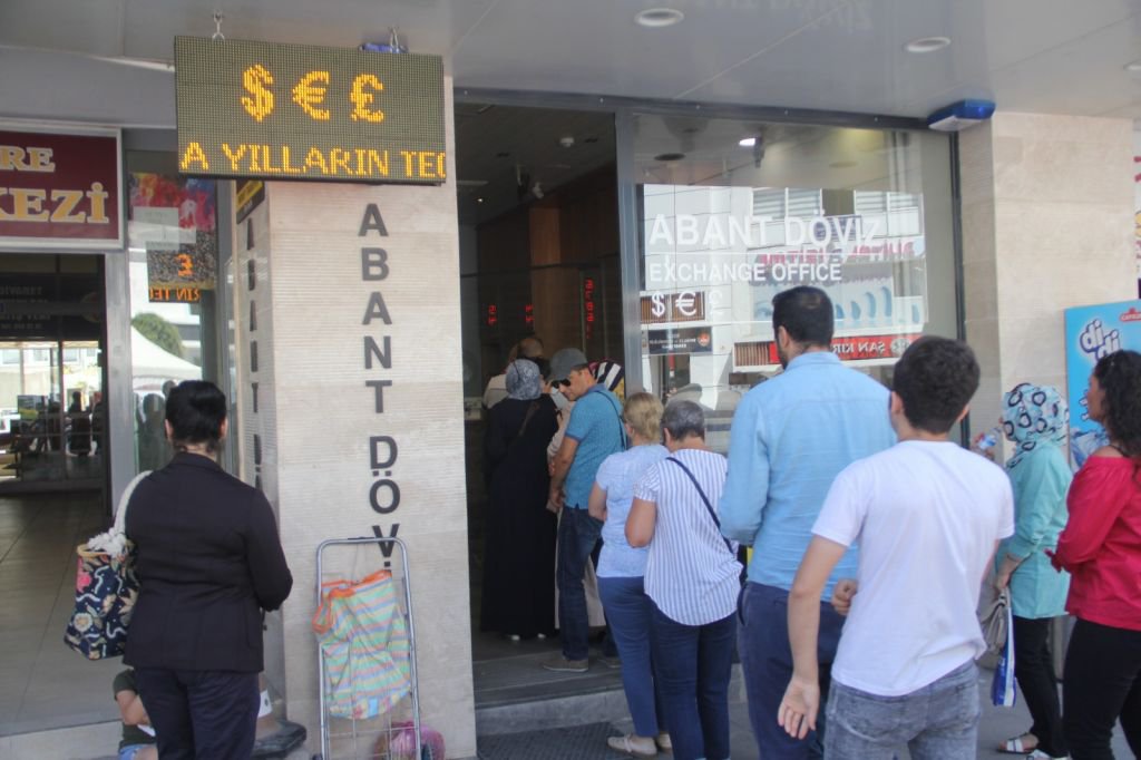 VATANDAŞLAR DÖVİZLERİNİ BOZDURUYOR