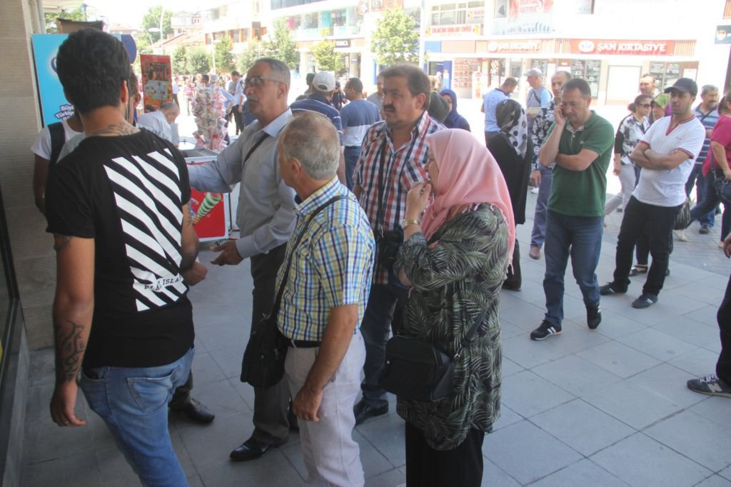 VATANDAŞLAR DÖVİZLERİNİ BOZDURUYOR