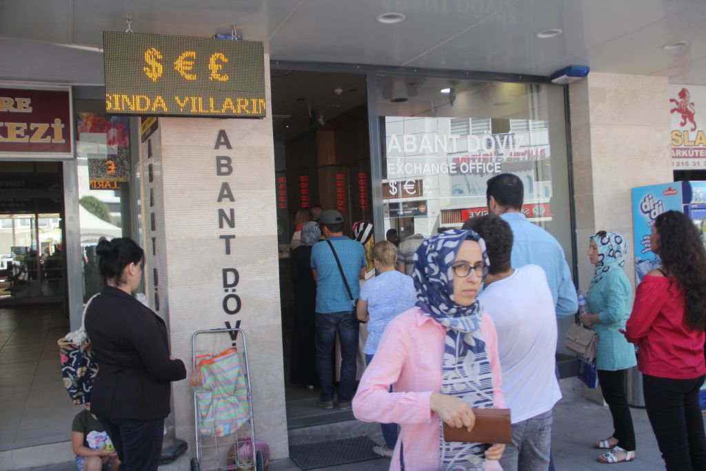 VATANDAŞLAR DÖVİZLERİNİ BOZDURUYOR