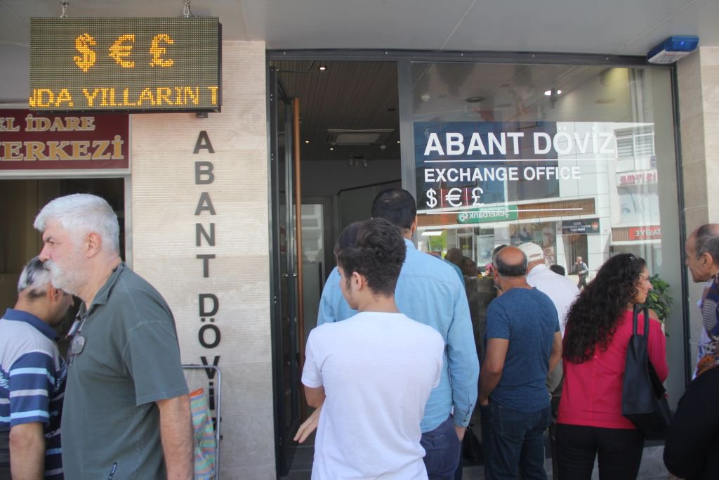 VATANDAŞLAR DÖVİZLERİNİ BOZDURUYOR
