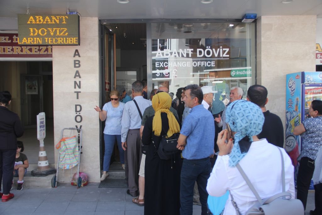 VATANDAŞLAR DÖVİZLERİNİ BOZDURUYOR