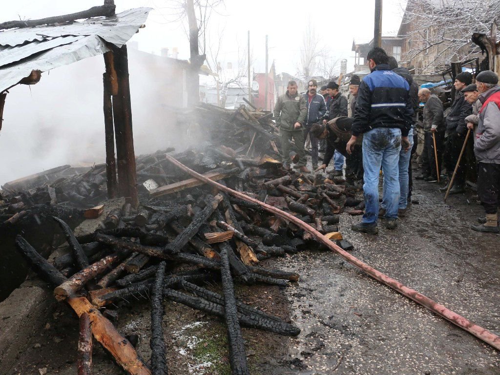 YANAN EVİNDEN SADECE KEDİSİ KALDI