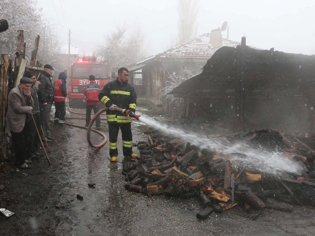 YANAN EVİNDEN SADECE KEDİSİ KALDI